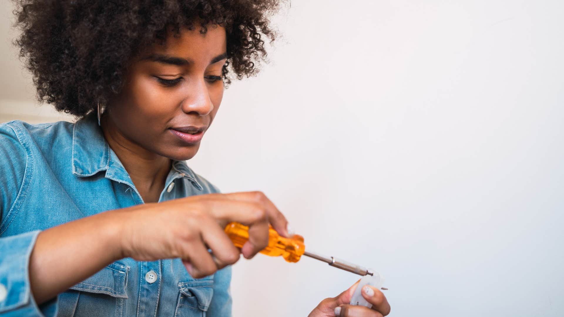 people who have a hard time throwing things away usually have these reasons ‘I can fix it up!’