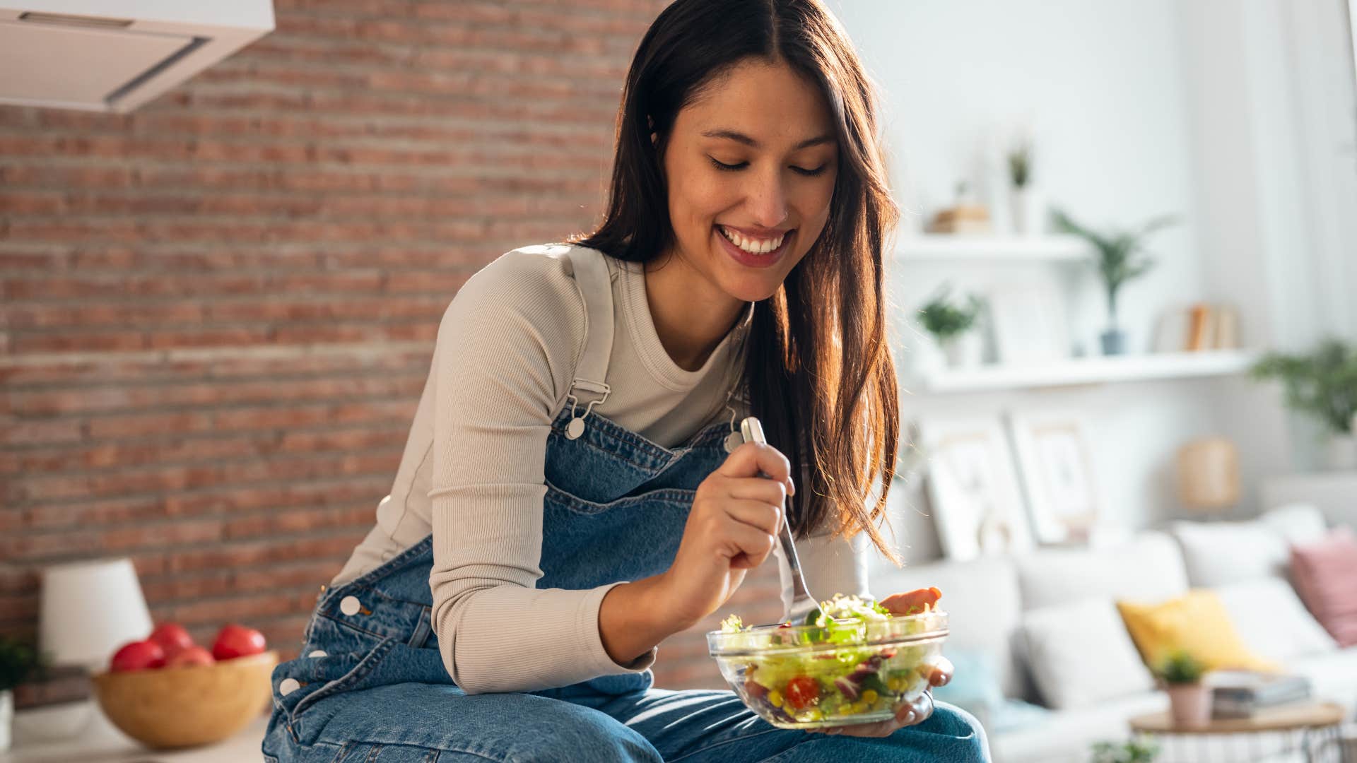 woman who looks more youthful eating foods without cartoons