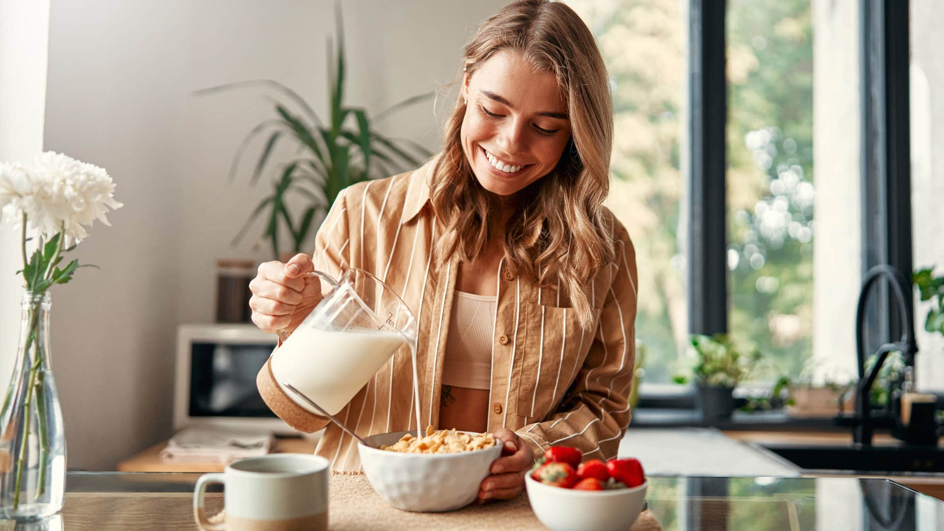 woman who looks more youthful using smaller eating window