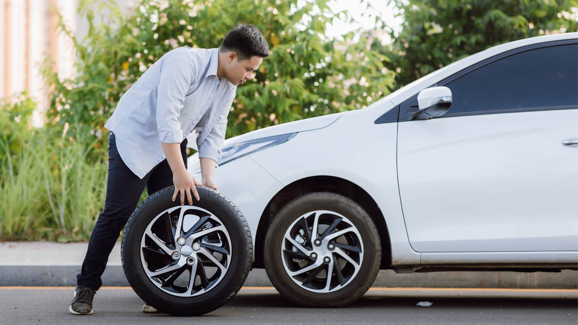 a high iq man replaces his flare tire with the spare one he had in his trunk