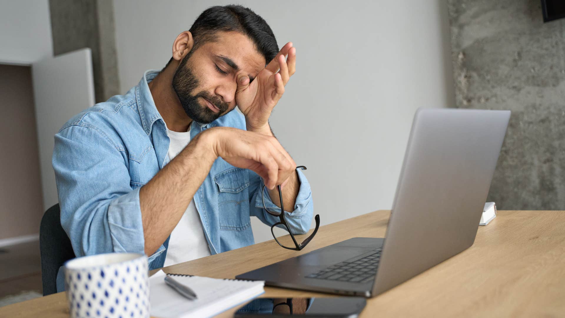 a man says he works better under pressure but really does not