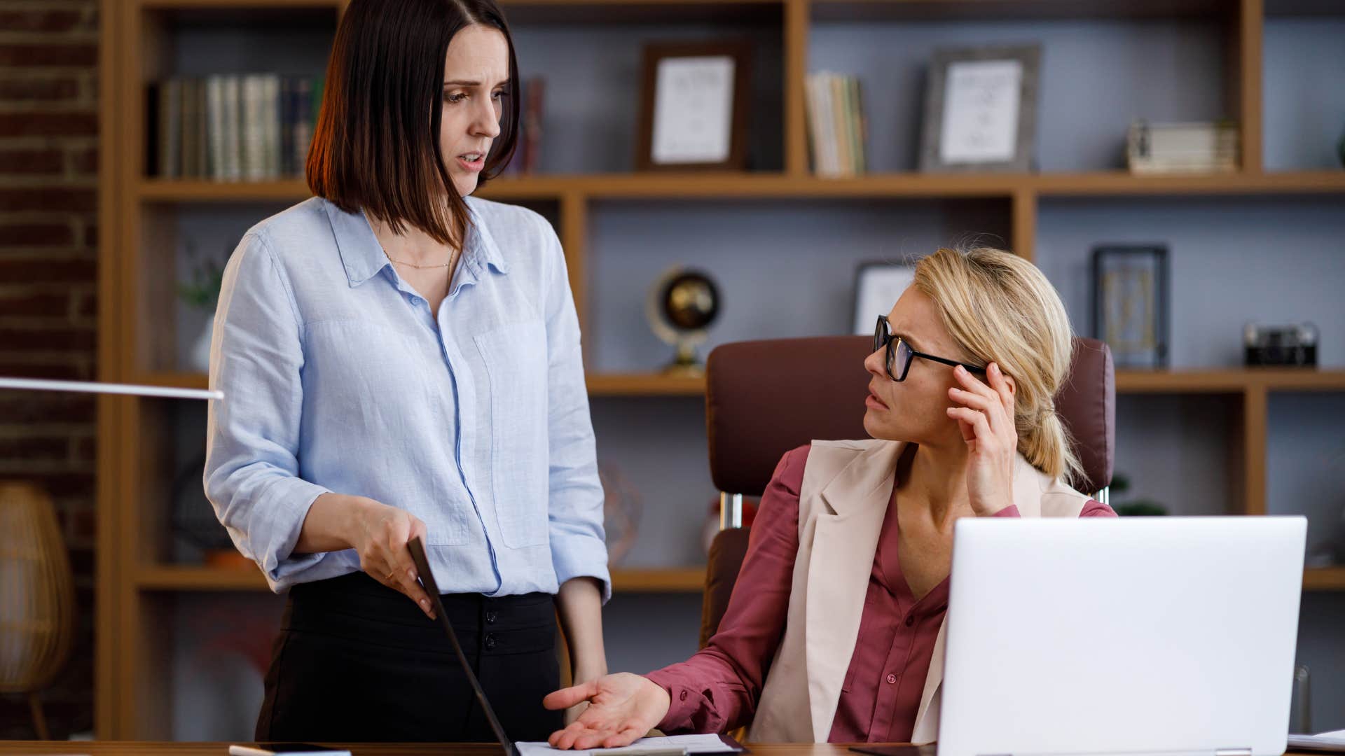 lazyb worker telling boss she will get to task later