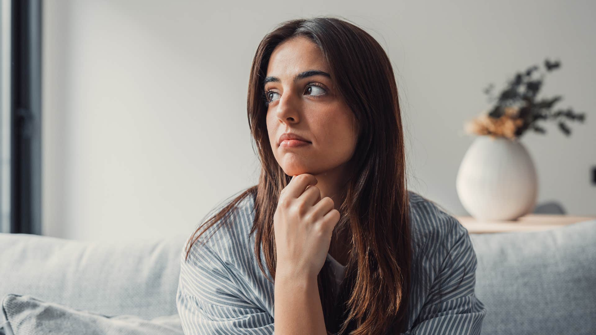 woman with poor relationship skills who doesn't know how to reach out to potential dates