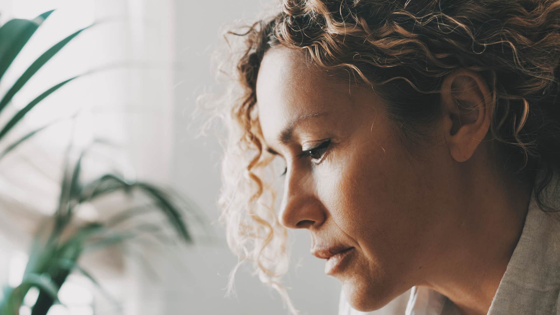 an introverted woman is a deep thinker and creative