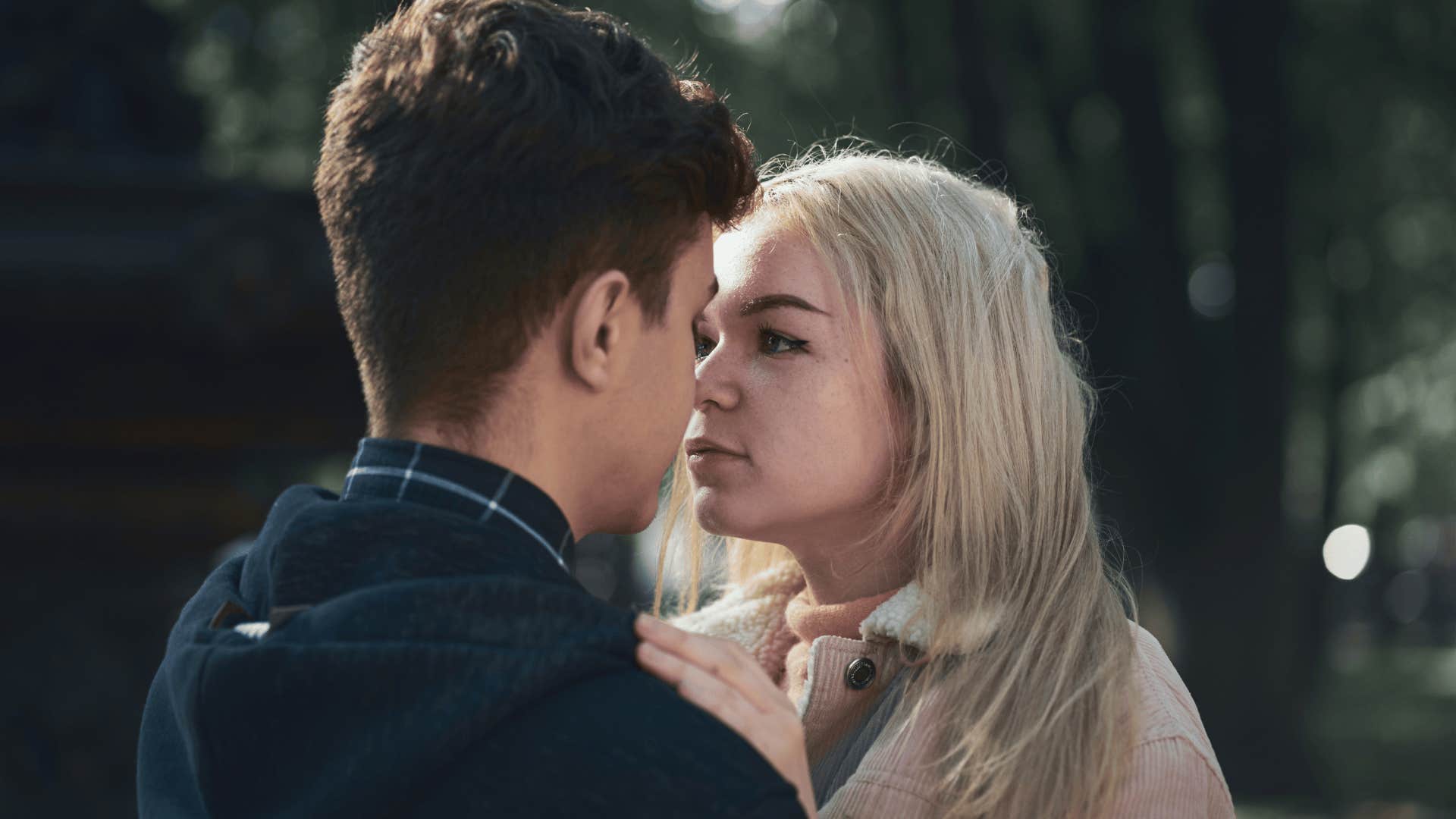 man avoids serious conversations and won't meet his girlfriend's eyes