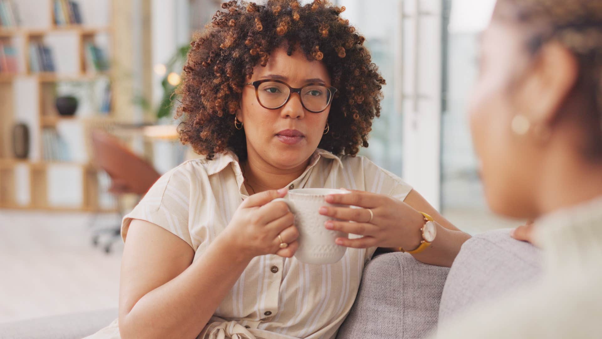 woman recognizing fake people talking to a friend