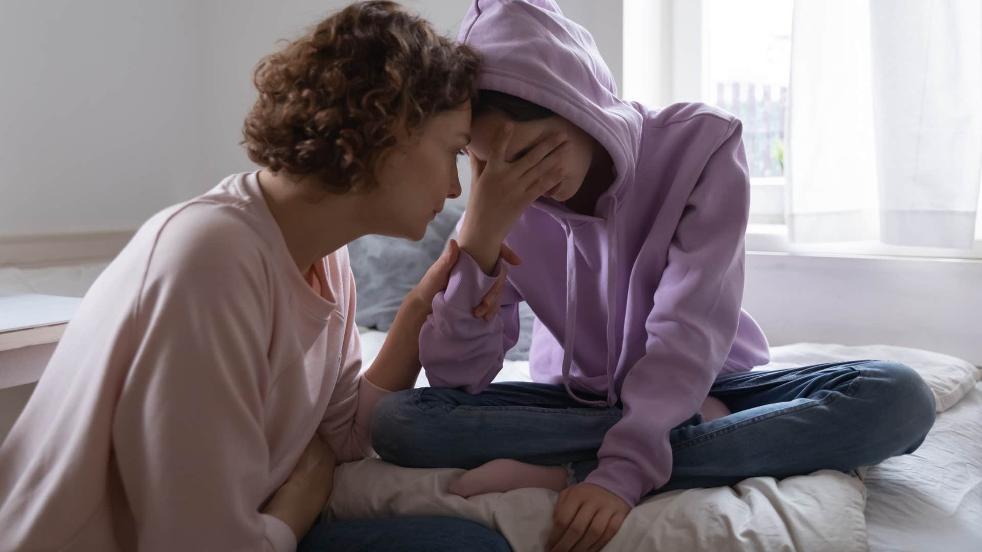 mom apologizing to teen daughter