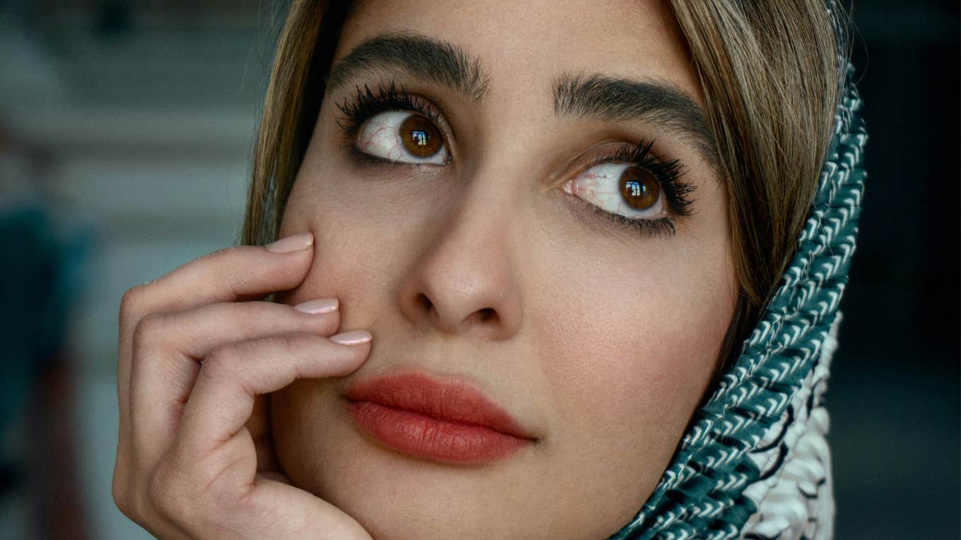 Signs You're Dealing With Someone Who Needs Control To Feel Secure, According To Psychology Woman needs control to feel secure.