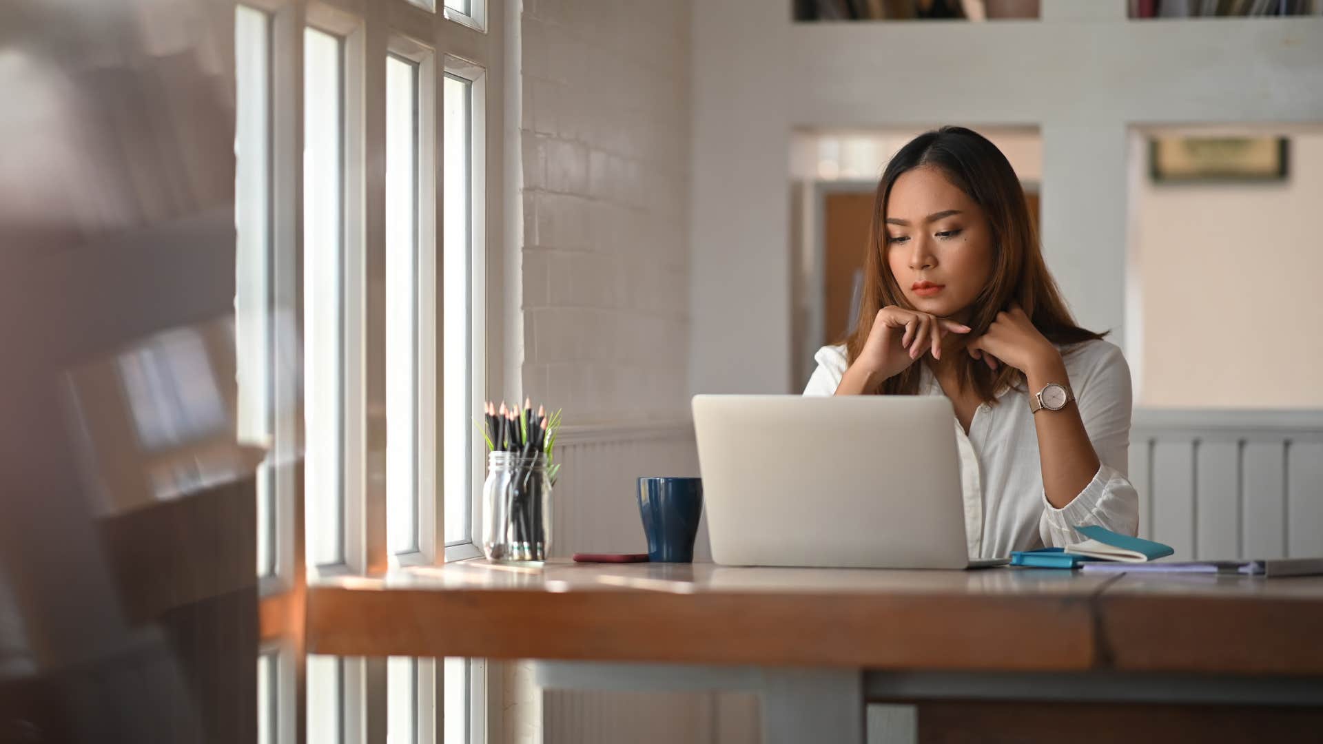 subtle habits that reveal someone is smarter than they let on they absorb ideas before reacting to them