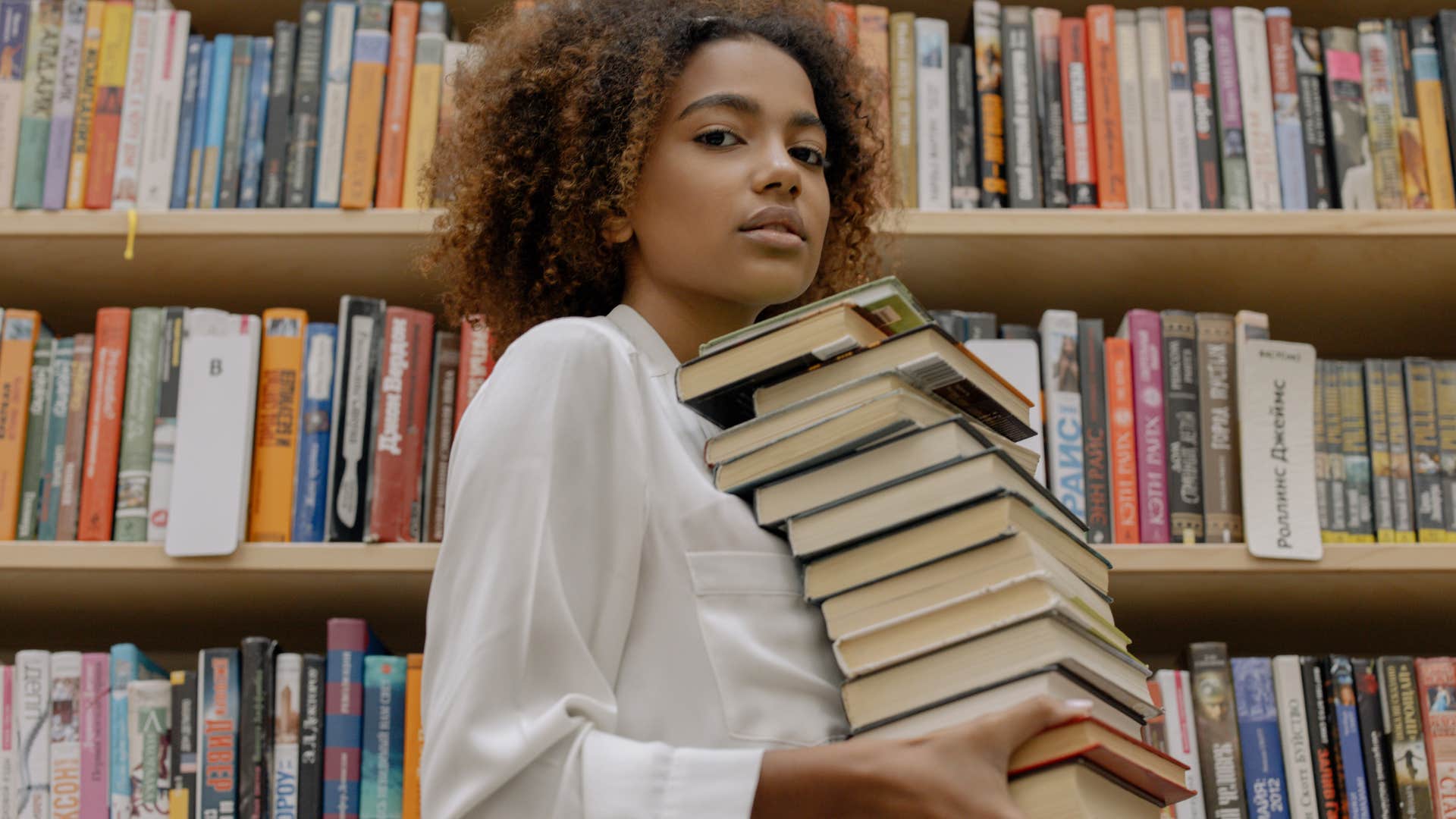subtle habits that reveal someone is smarter than they let on they’re curious about things that don’t benefit them directly