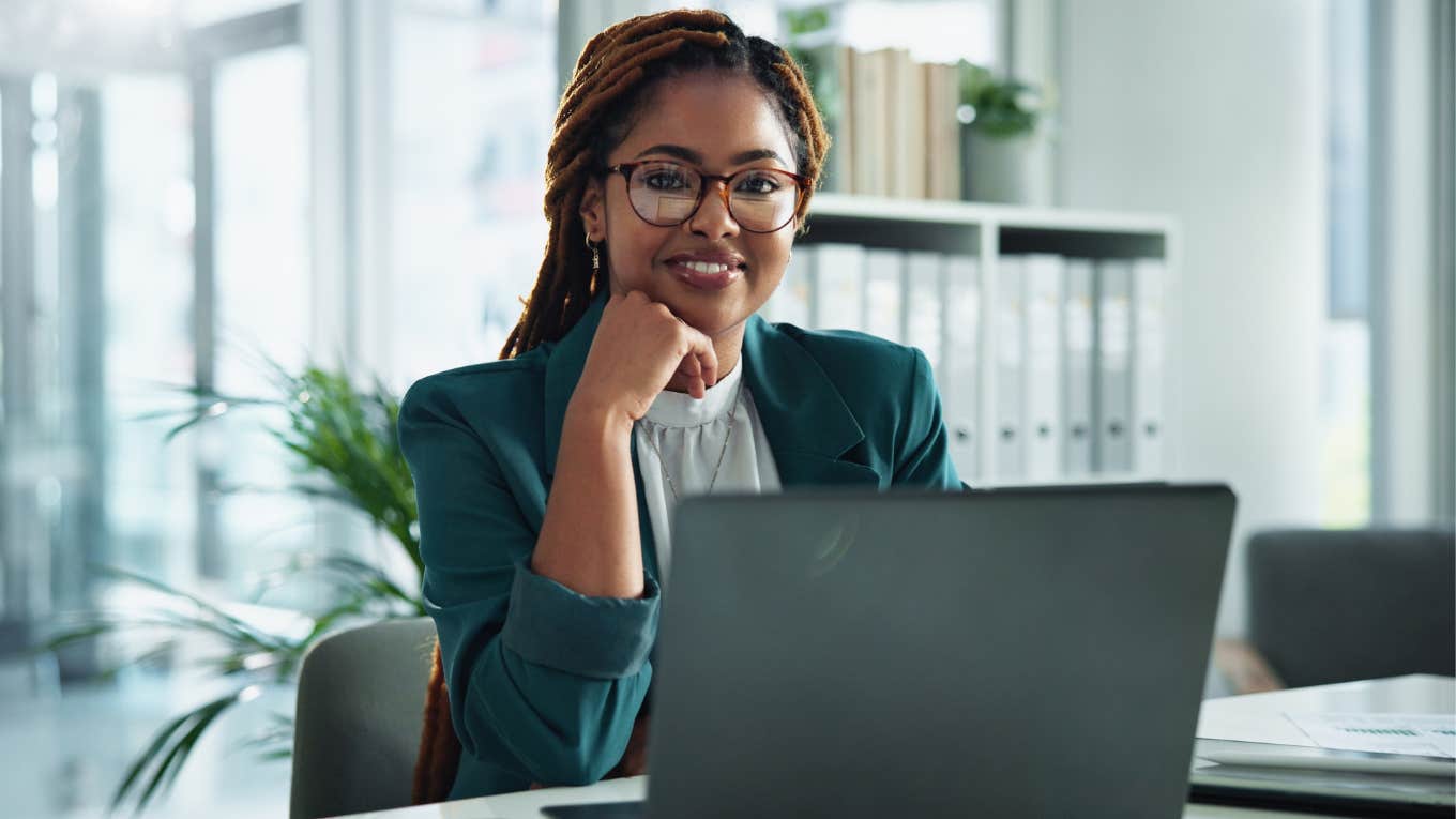 Subtle Insults Brilliant People Slip Into Work Emails With A Smile woman slipping insults into work emails while smiling