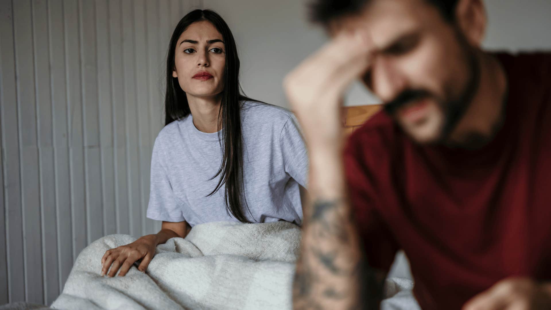 man suspects woman is lying to him because she fidgeting, avoiding eye contact, or acting nervous