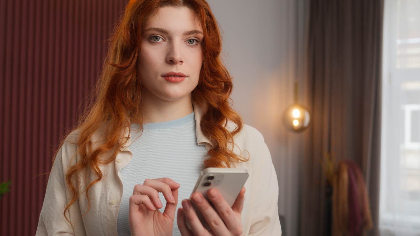 Test Reveals If Your Screen Time Is Out Of Control woman's screen time is out of control