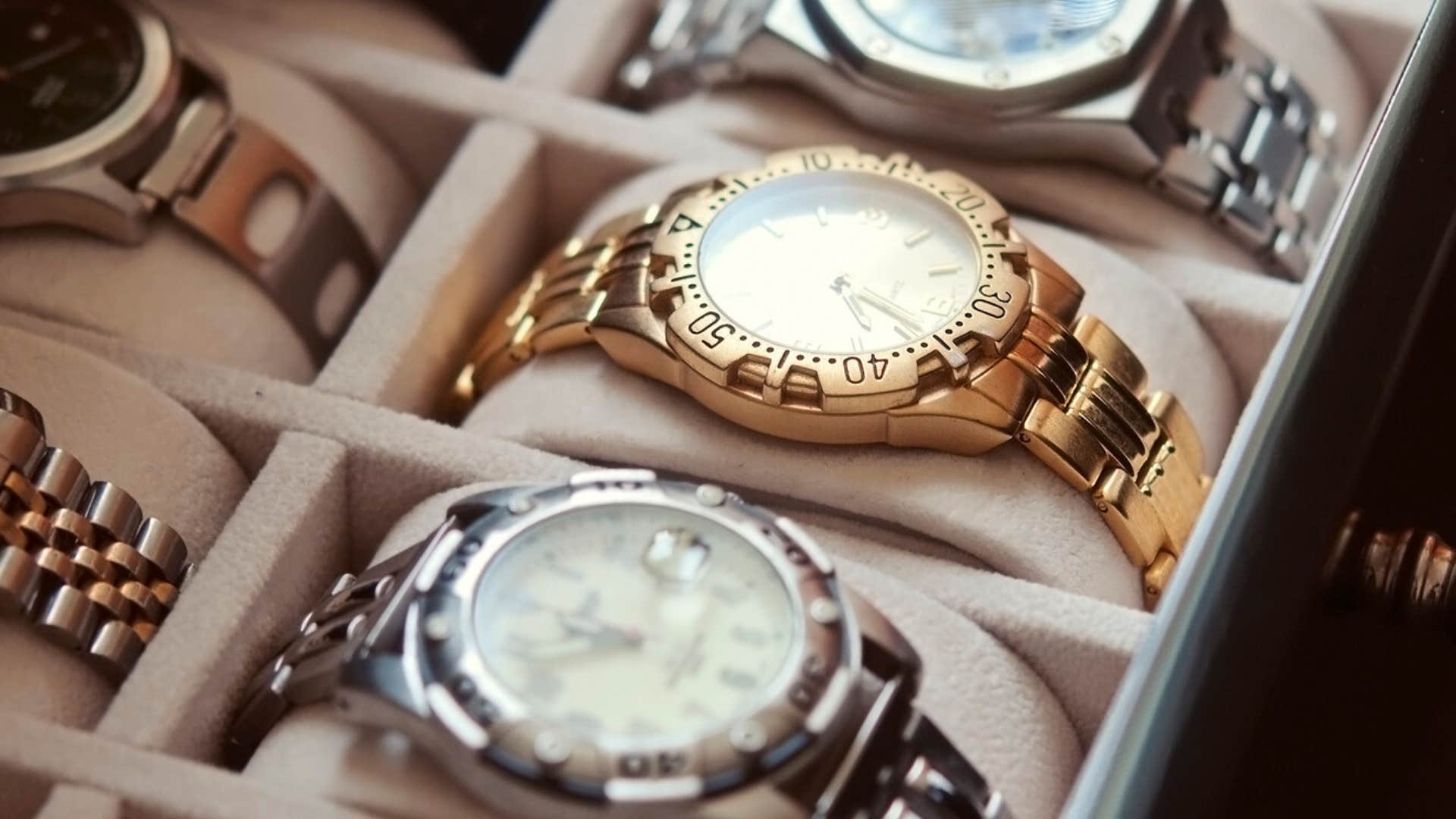 things average people think are status symbols that mean nothing to highly intelligent minds luxury watches 