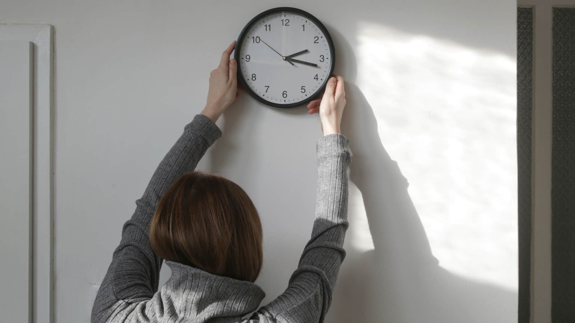 a gen zer tries putting a clock on her wall like her grandmother did