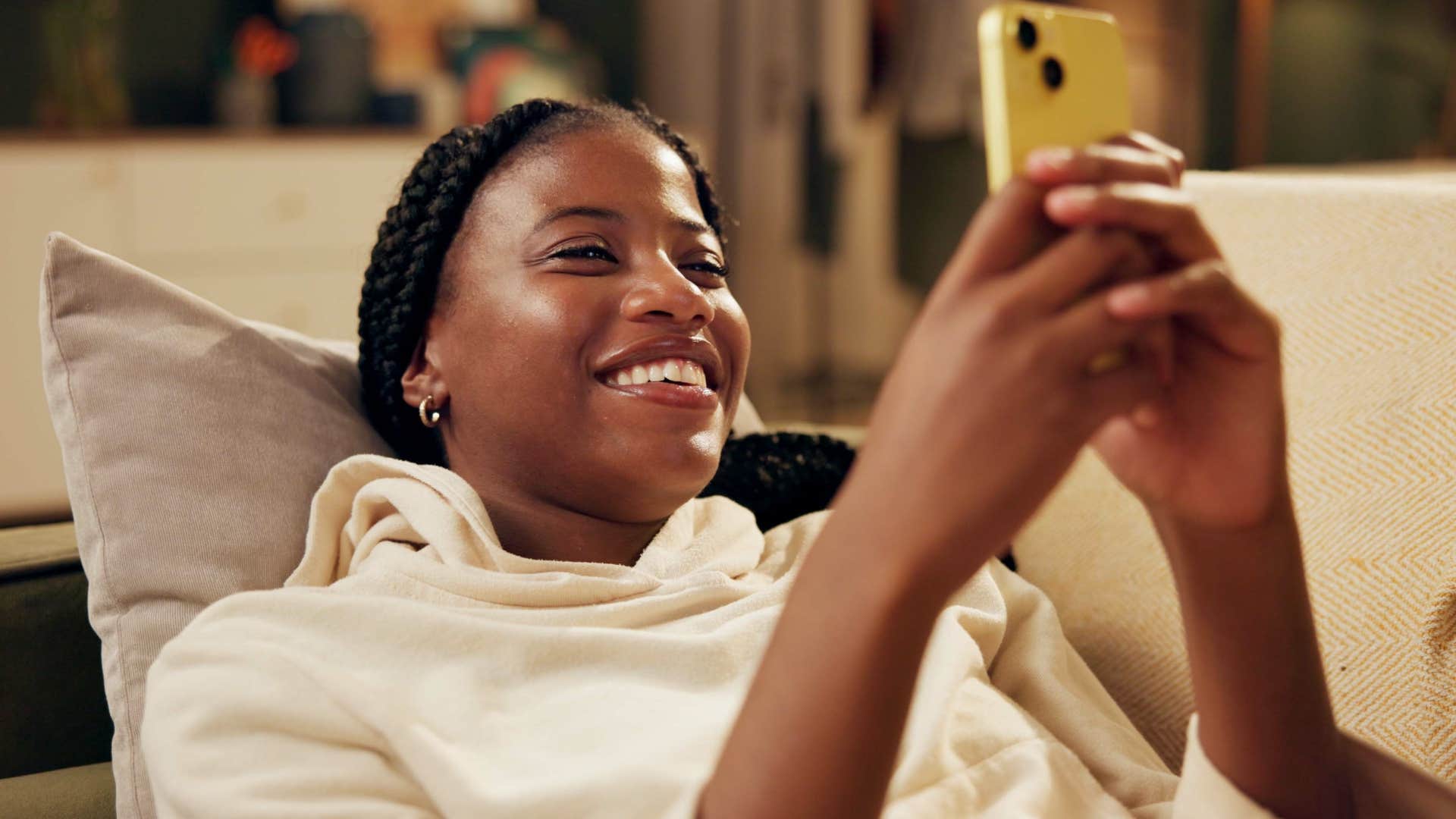 woman who doesn't have clocks looking at her phone