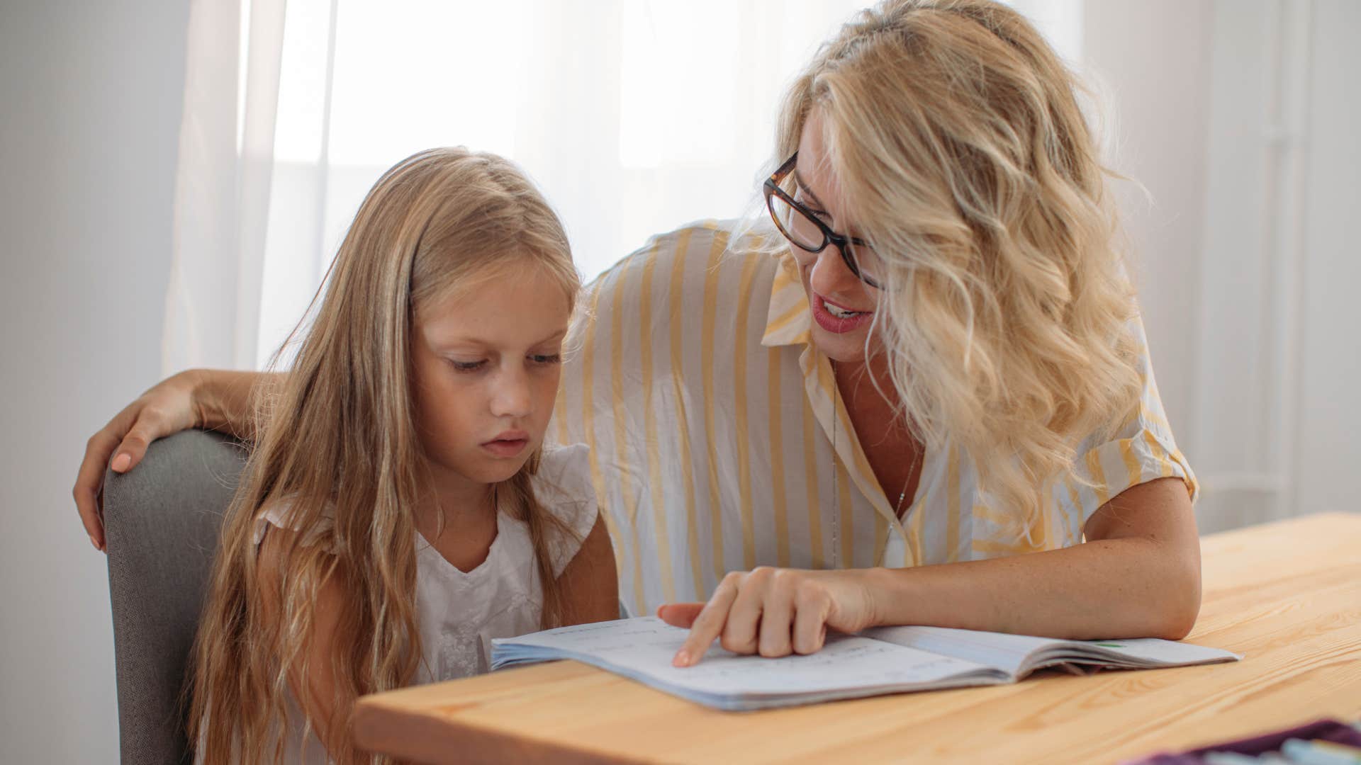 mom offering rewards for good behavior to her daughter