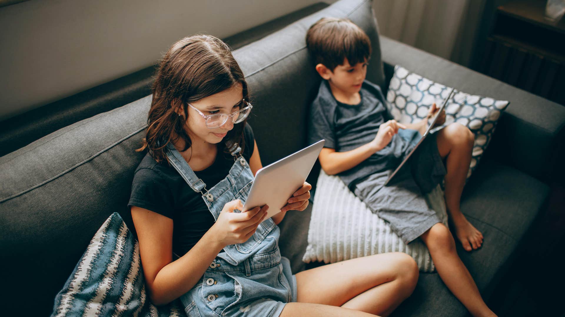 things millennial parents do that boomers find deeply concerning letting screens babysit