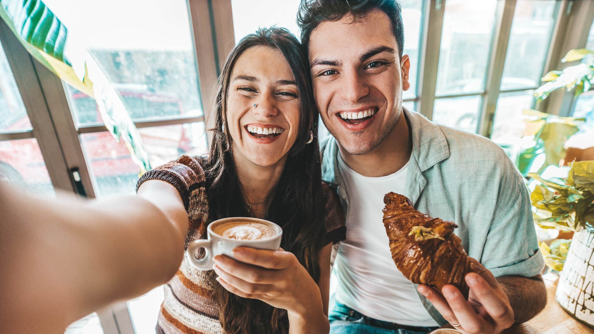 couple not cleaning up mess while eating in a cafe