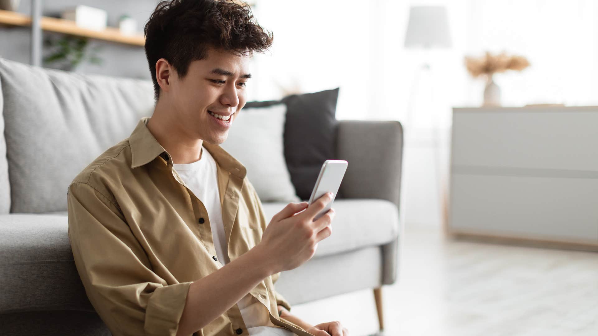 man scrolling on the latest iPhone he just bought