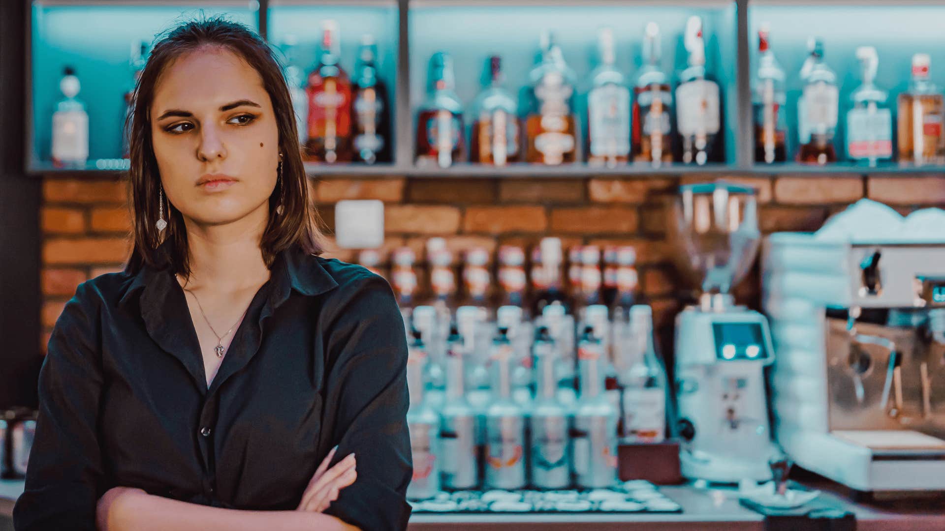 woman with manners instantly notices someone who wasn't raised right because they never offer to help