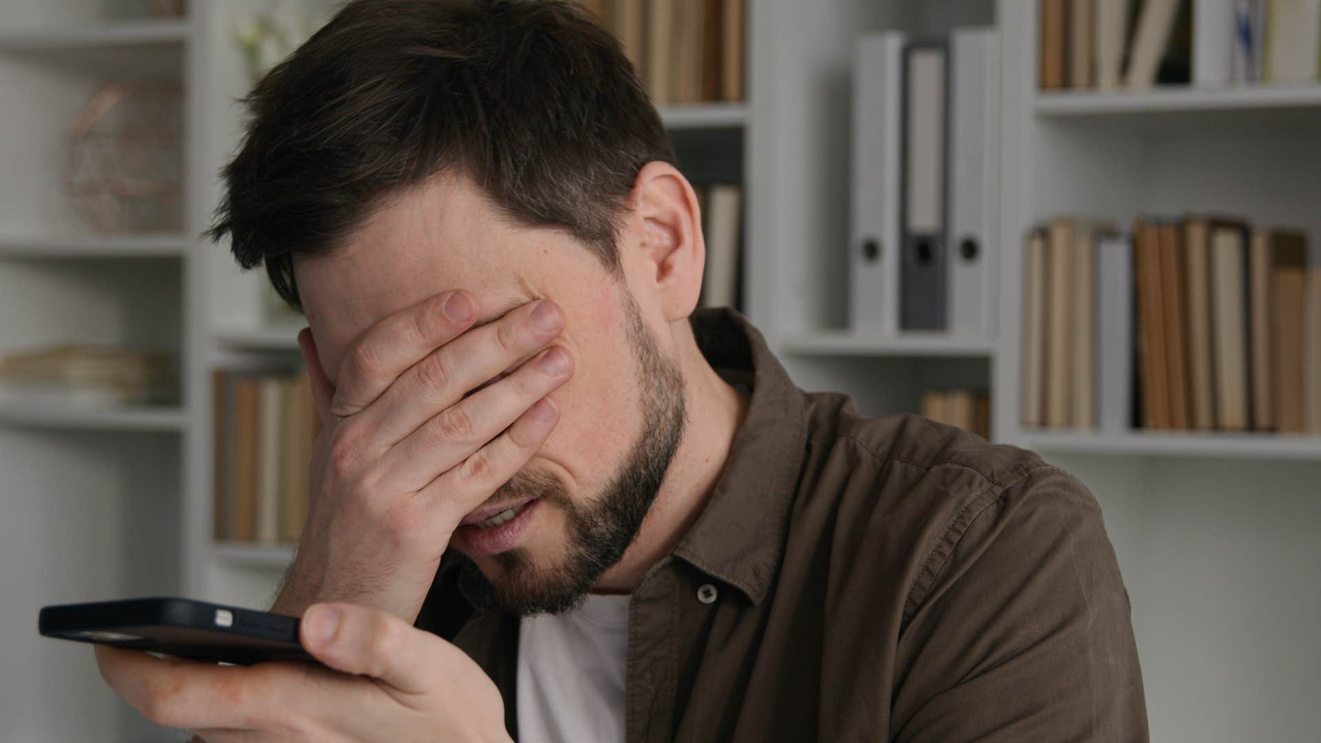 man complaining about his food delivery on phone