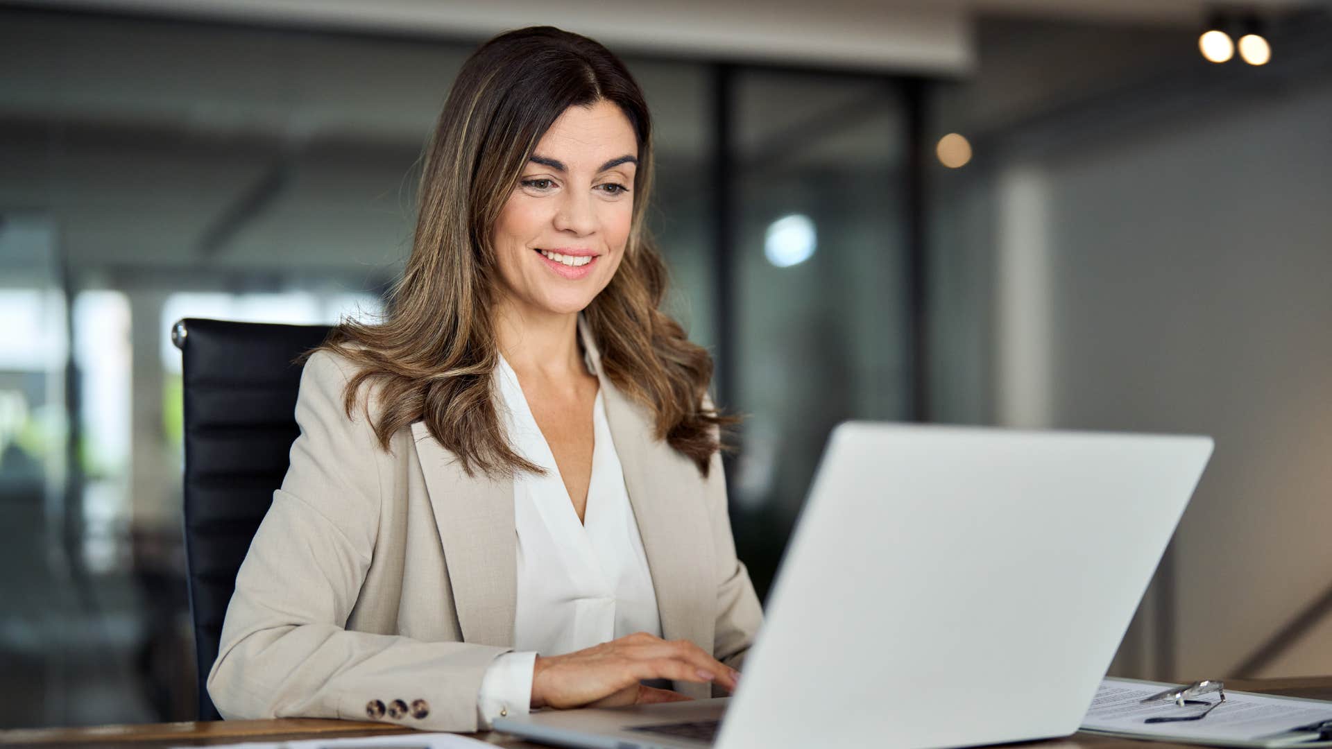 woman with scary levels of concentration never multi-tasking