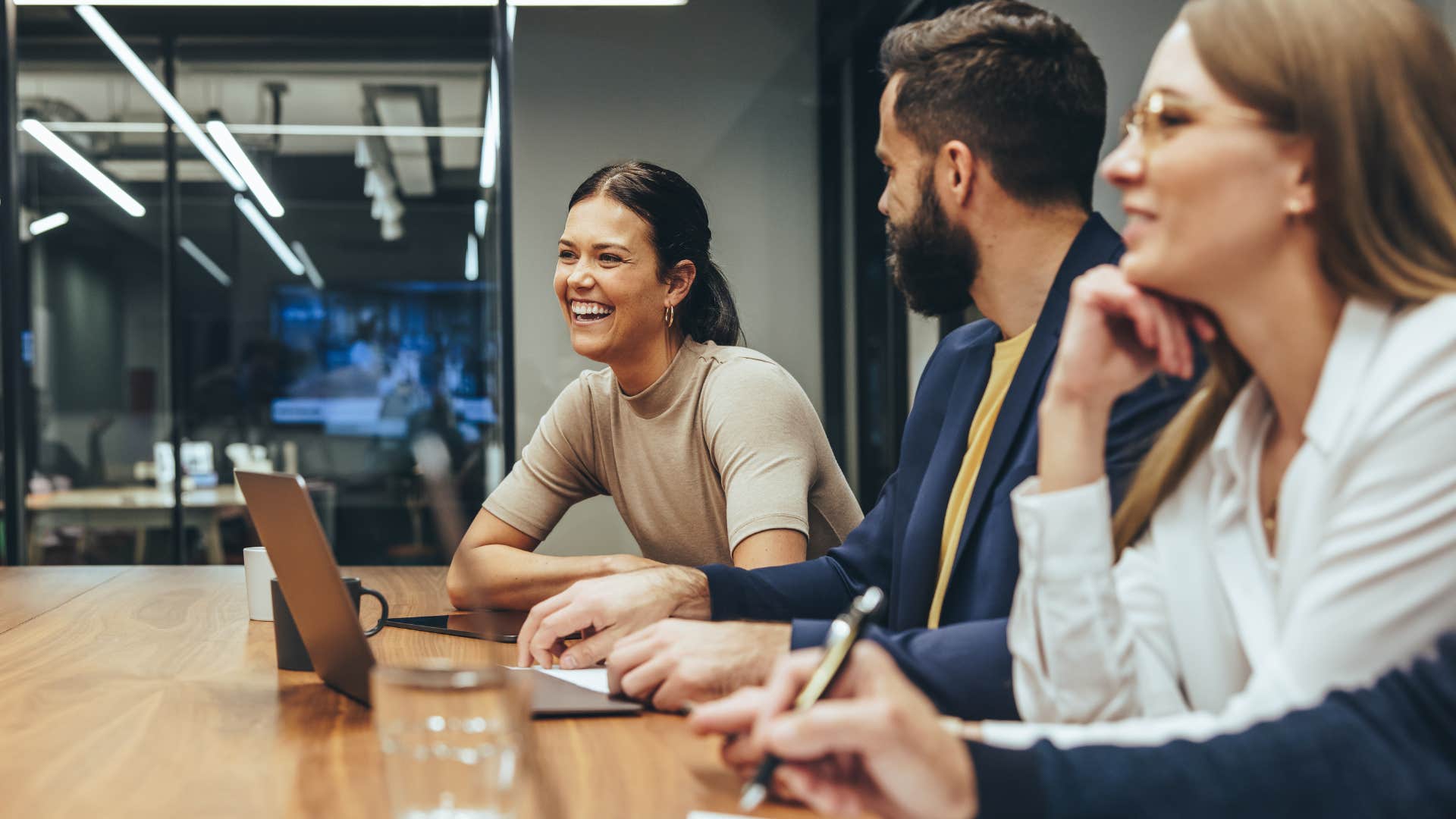 a woman brags about herself in front of her colleagues