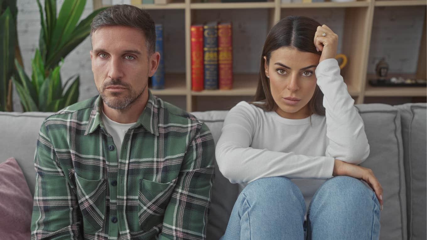Things Smart Women Pretend Not To Notice In Their Relationships couple pretending not to notice certain things in their relationship