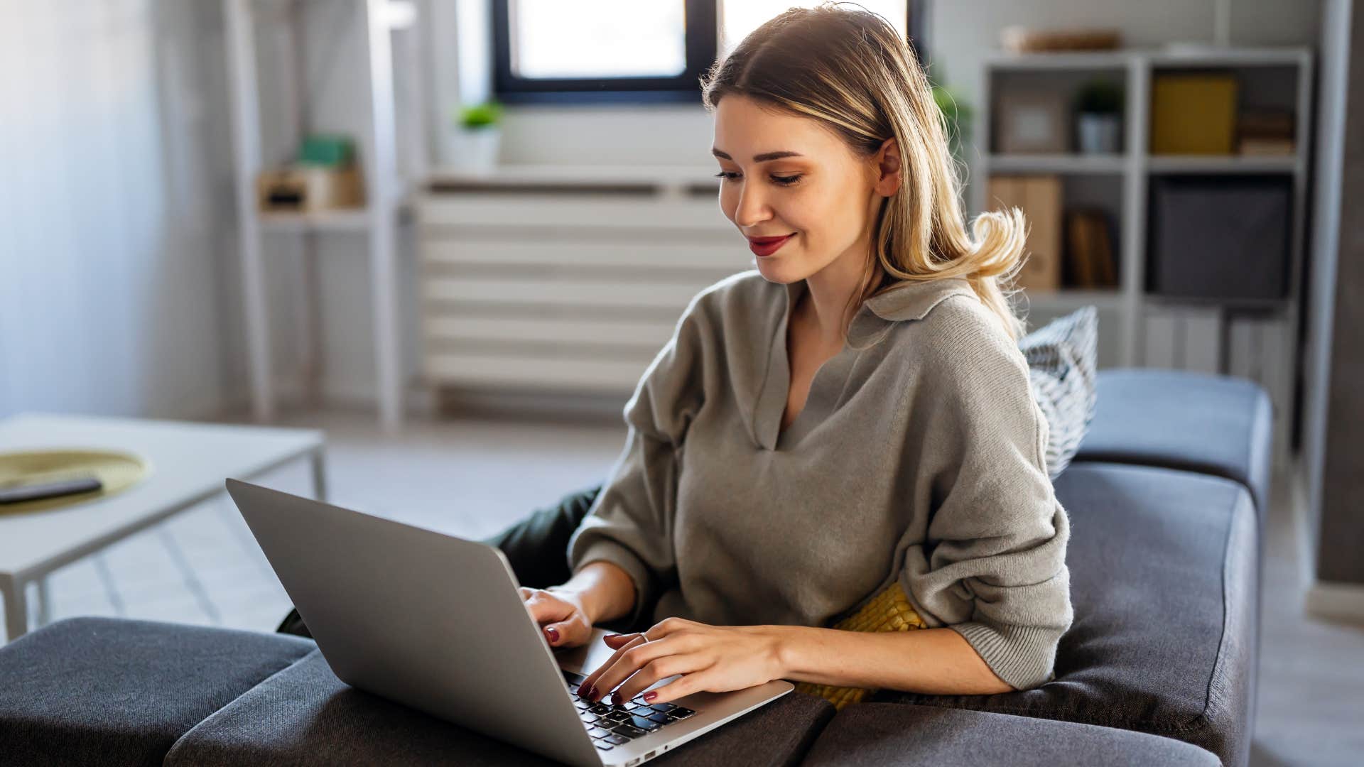 a gen z woman does not fear artificial intelligence and chats with it frequently