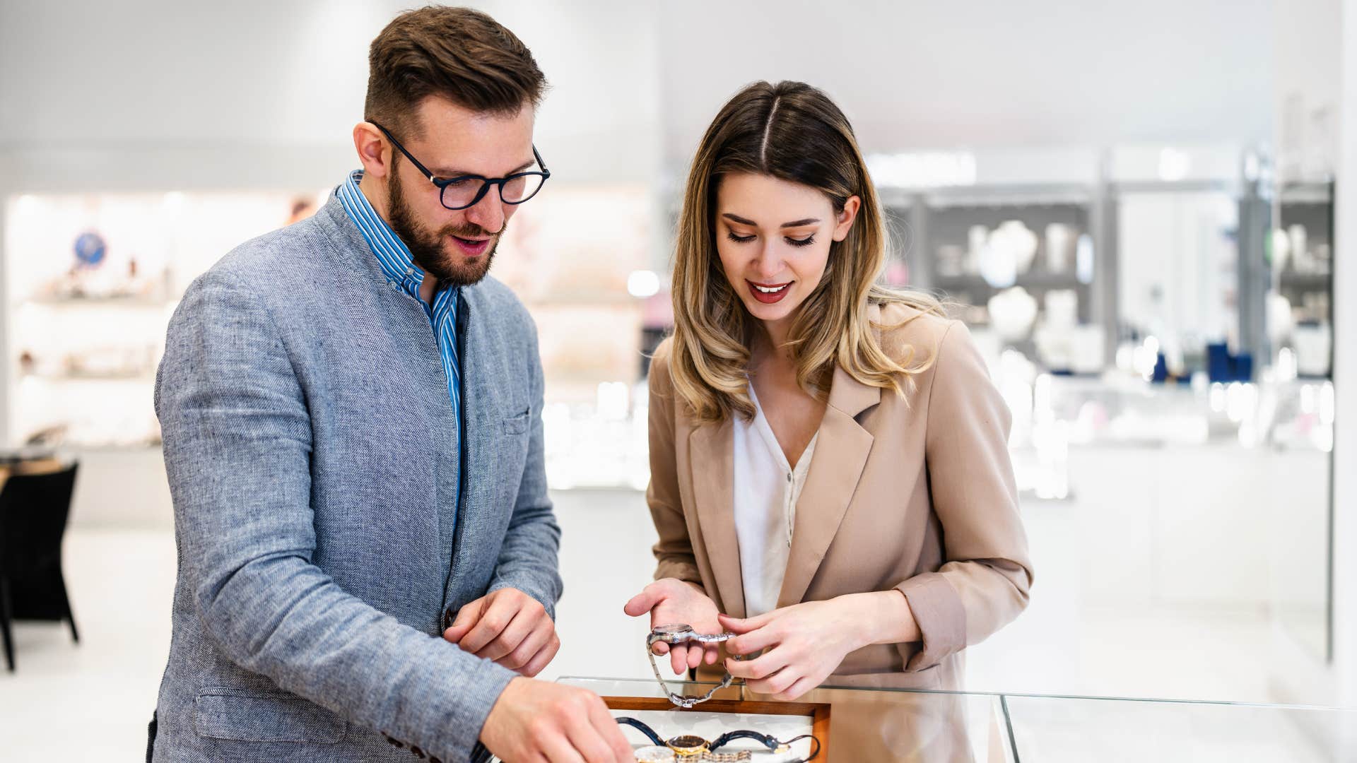couple shopping for gaudy jewelry