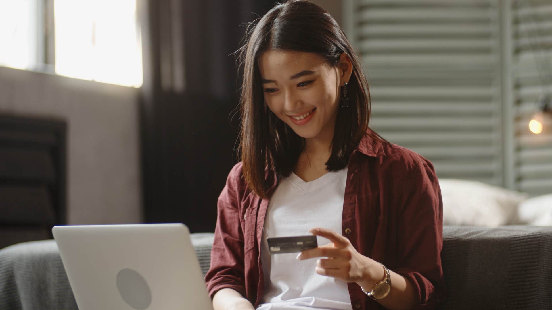 Woman smiling and saying "I'm treating myself" while shopping online.