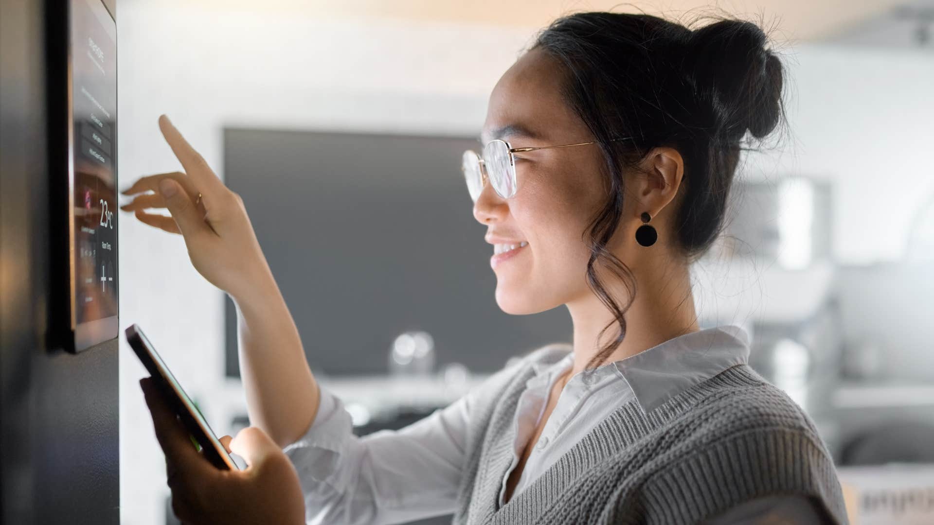 woman at home looking at many screens at once