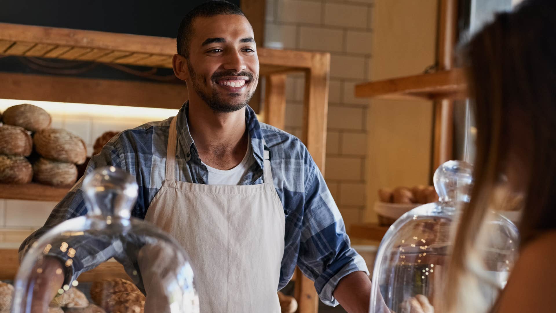 barista talking to a woman with basic manners