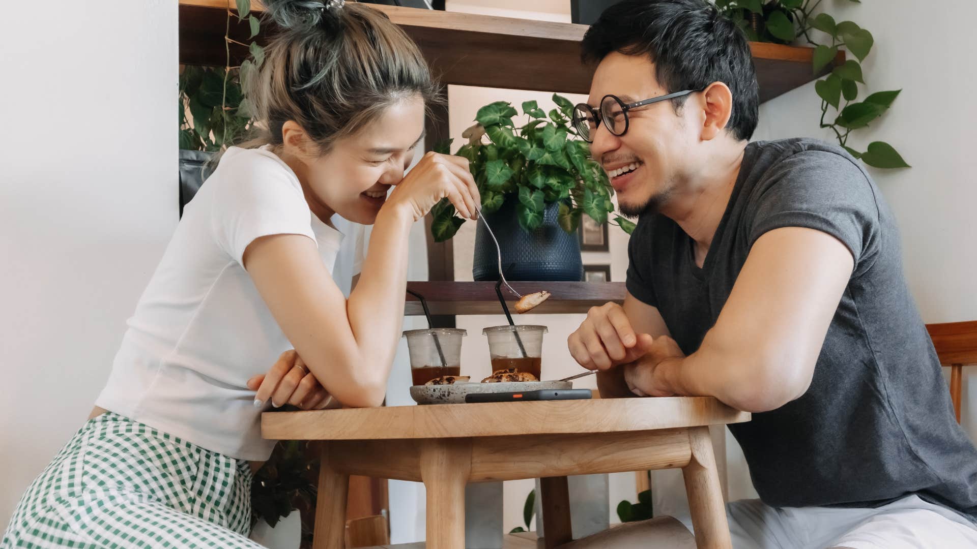 woman trying to tell if man is emotionally available by not ignoring