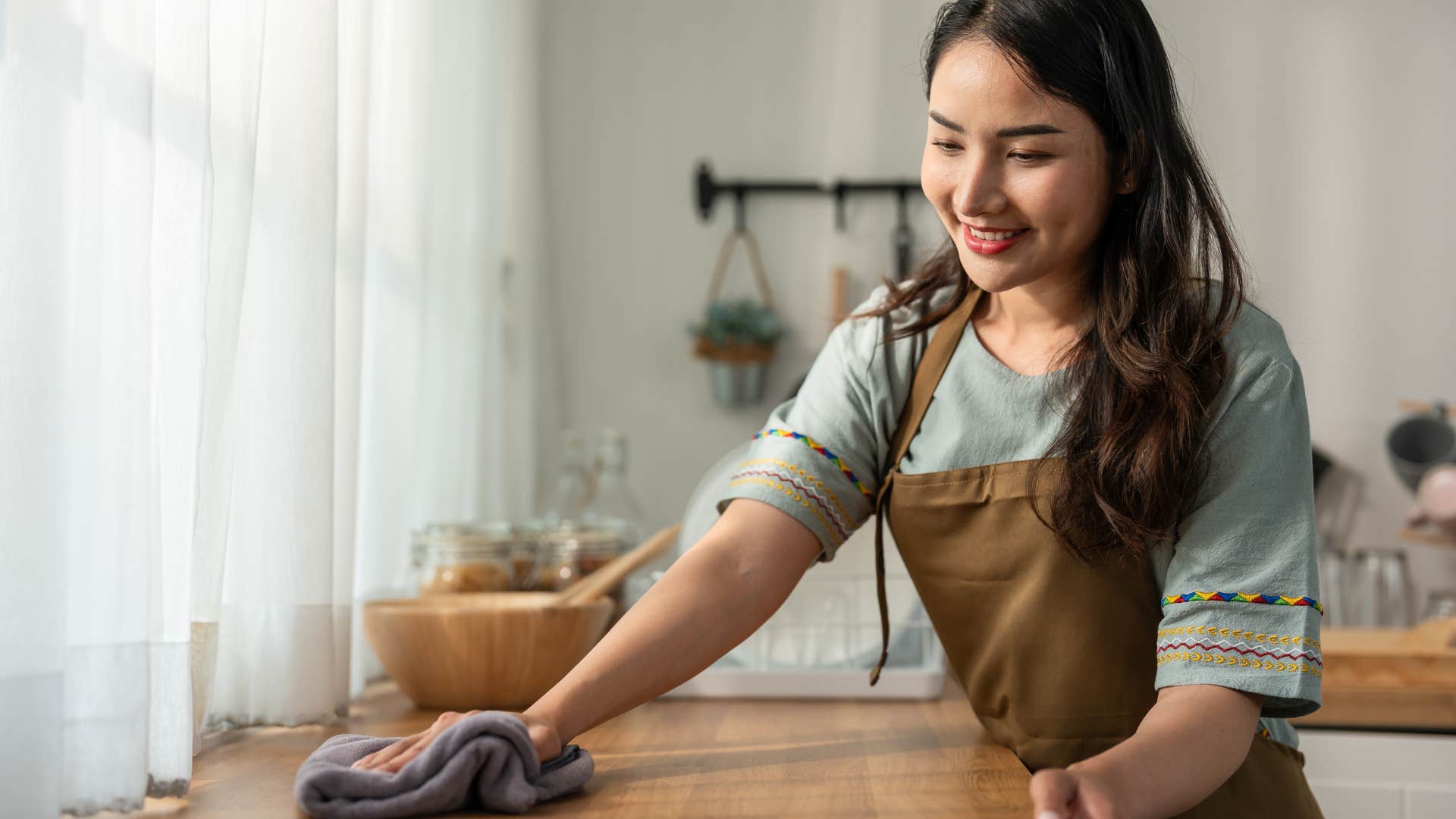 woman using a reusable cloth