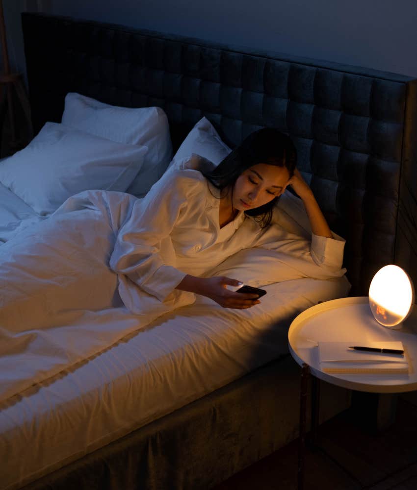 woman trouble falling asleep 9 10 PM time wake up middle night means