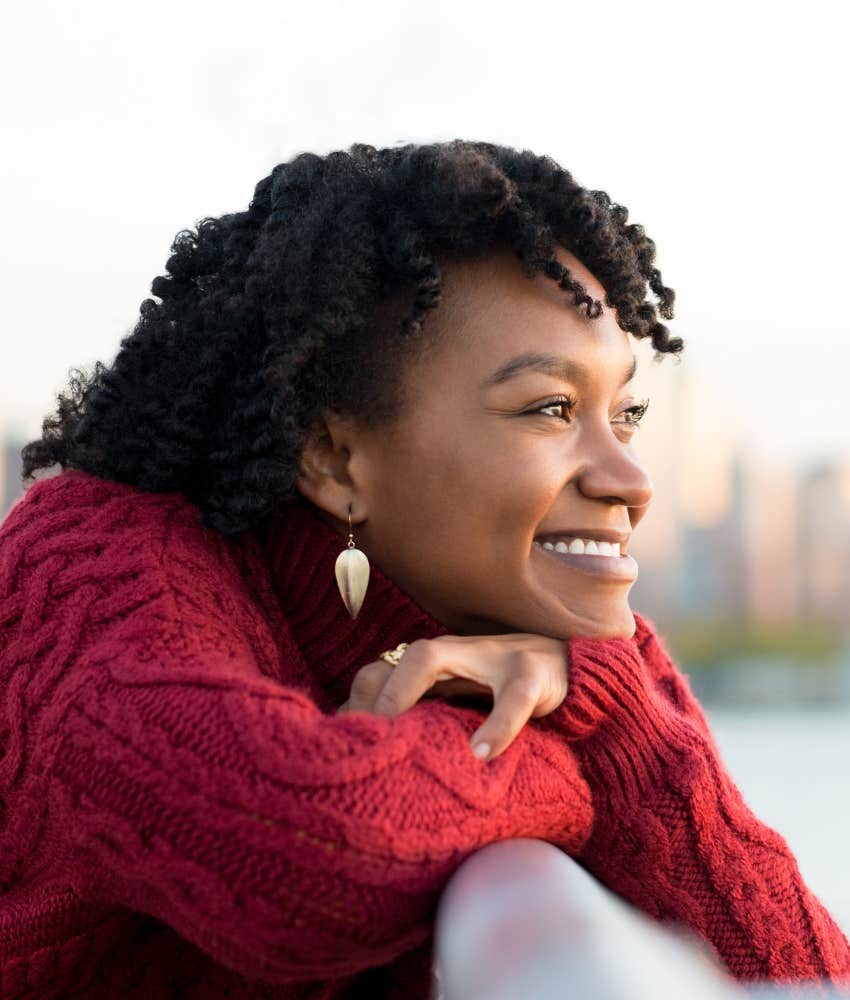 Woman is a magnet for positive energy by using gratitude
