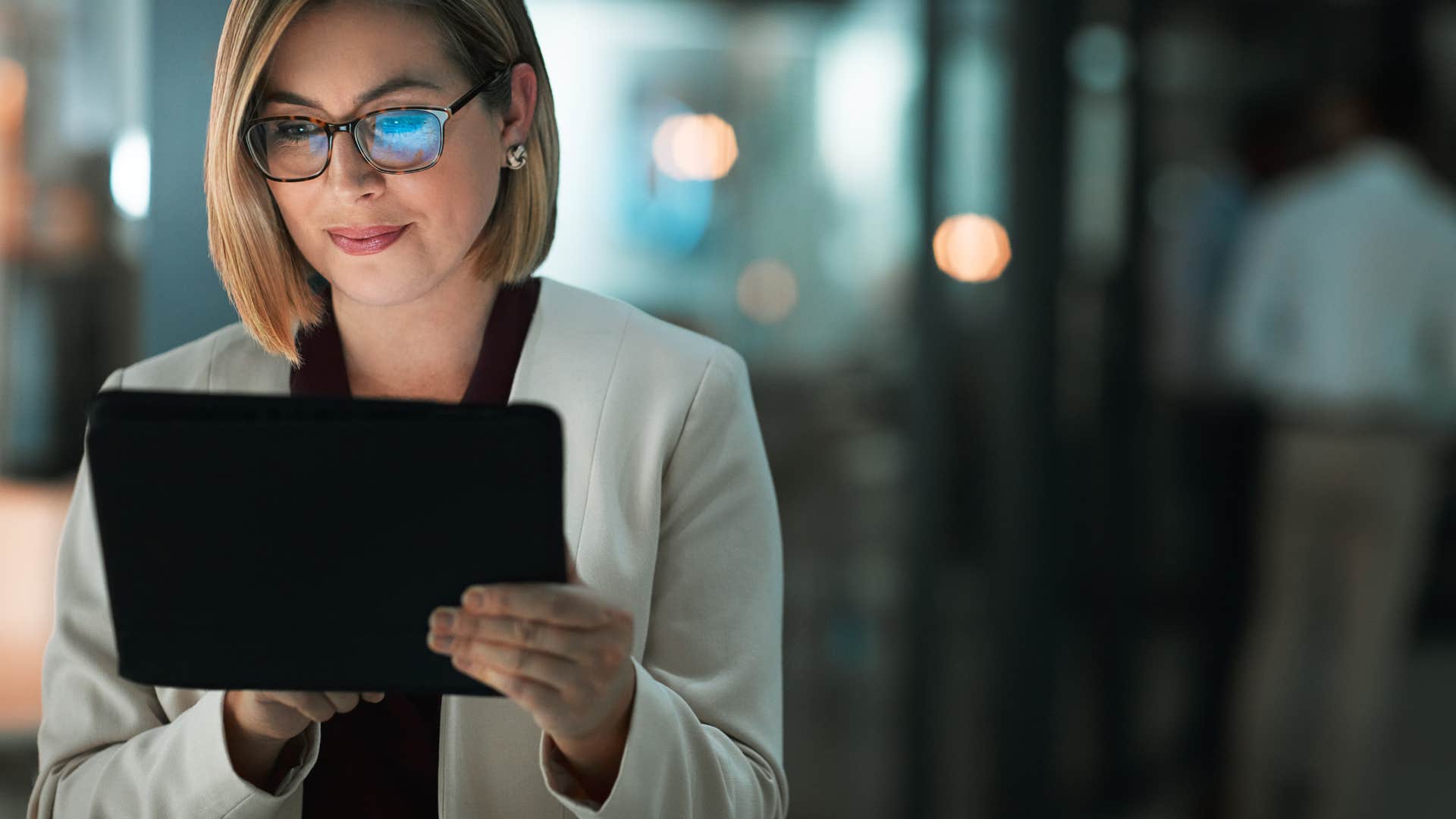 woman who is more disciplined and productive as she focuses on one thing at a time