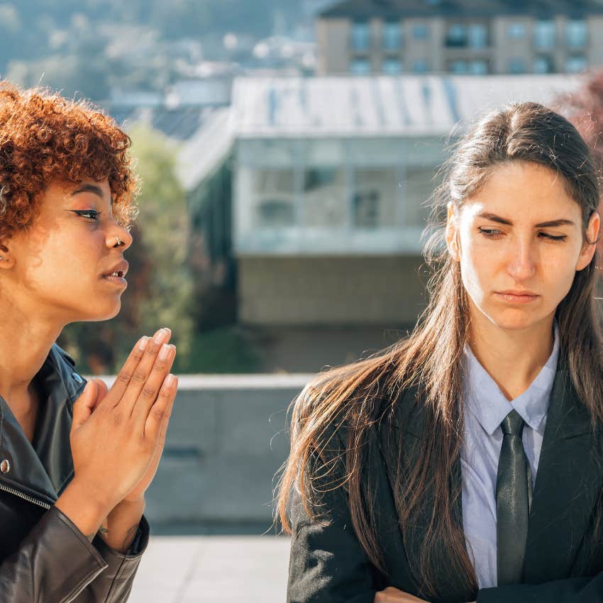 woman who comes across as being desperate by saying sorry too much