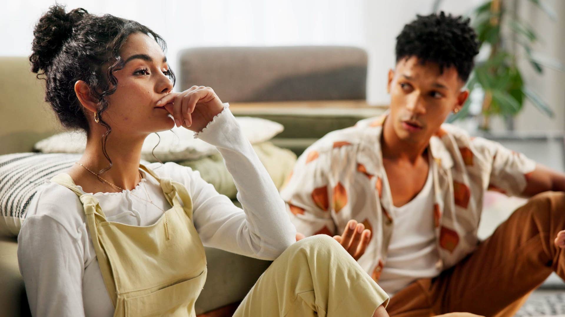 a woman realizes that her boyfriend does the bare minimum in their relationship