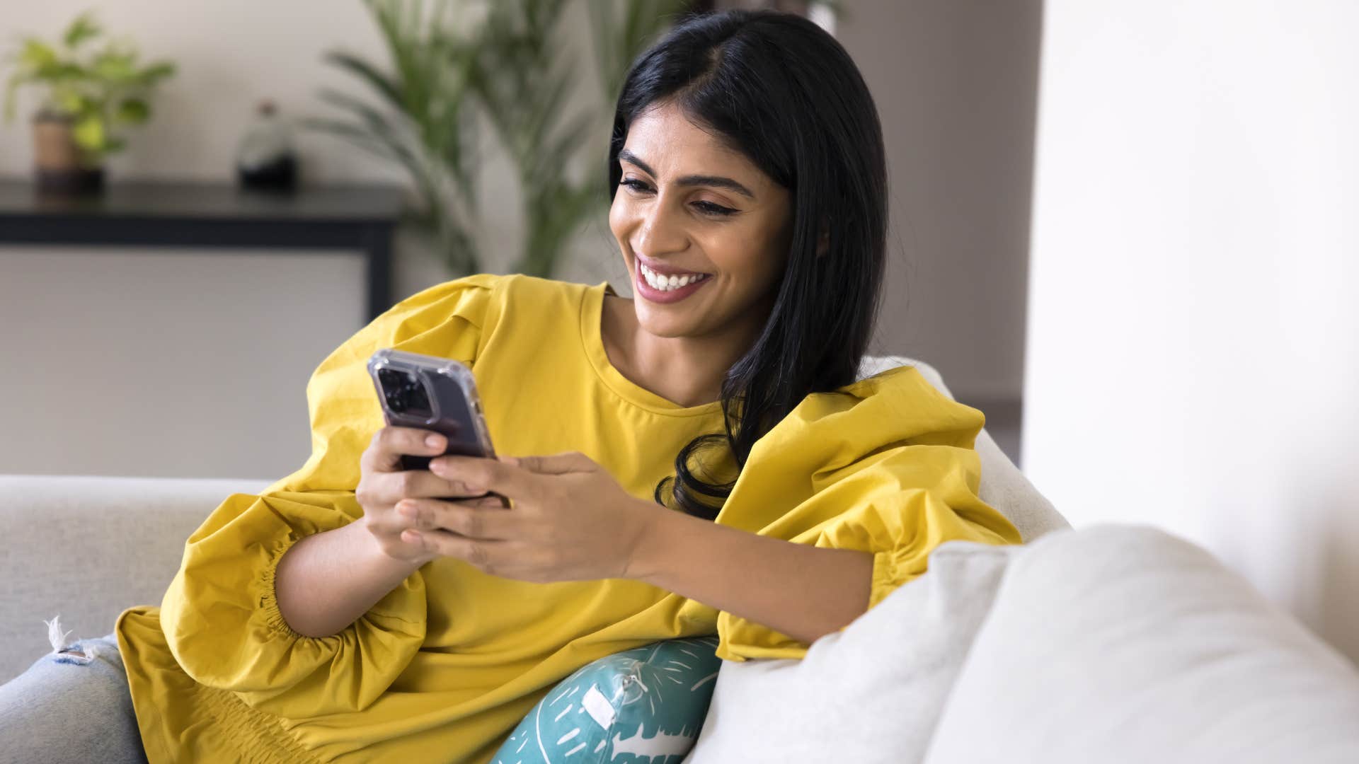 a woman detaches herself from the online drama she is witnessing