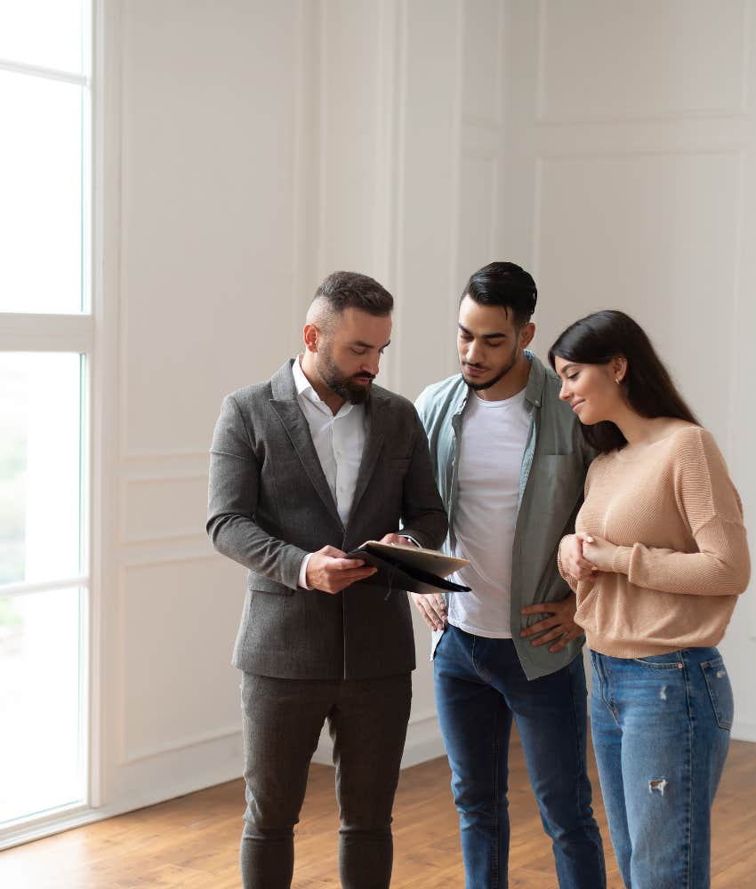 couple buying house selfish refusing return 15k dad gave