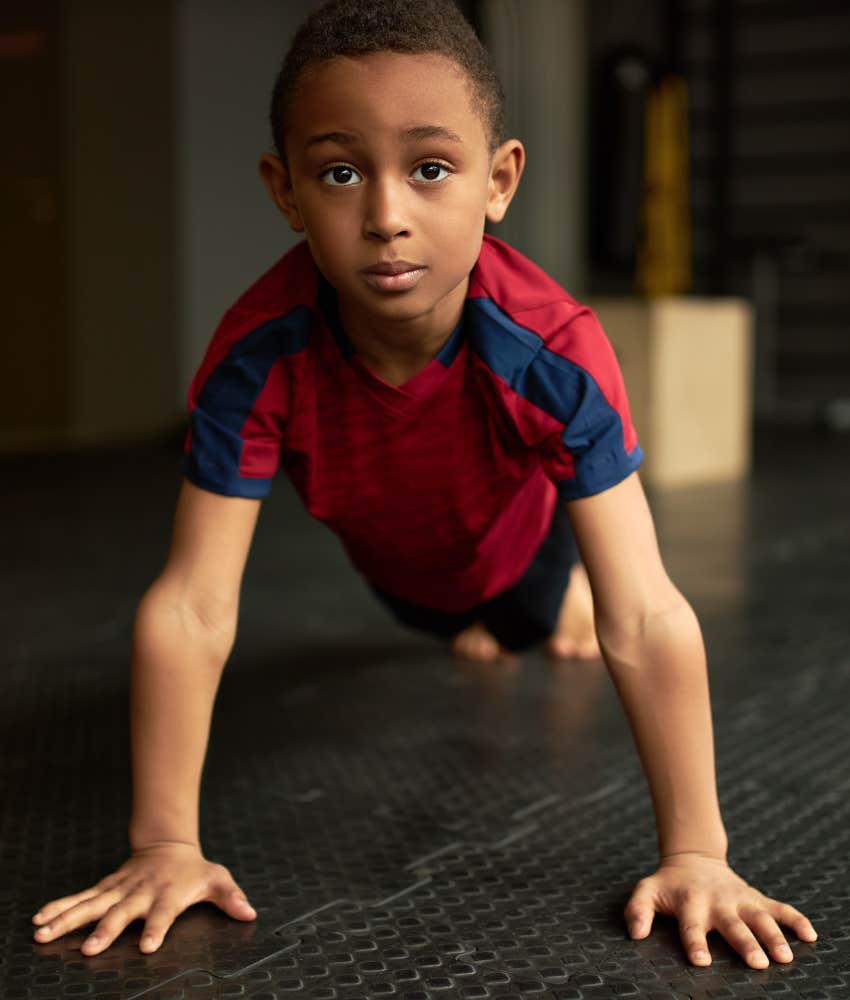 Kids does pushup.