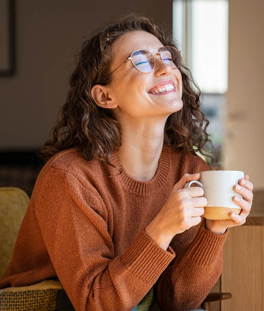 happy woman who doesn't engage in negative self-talk