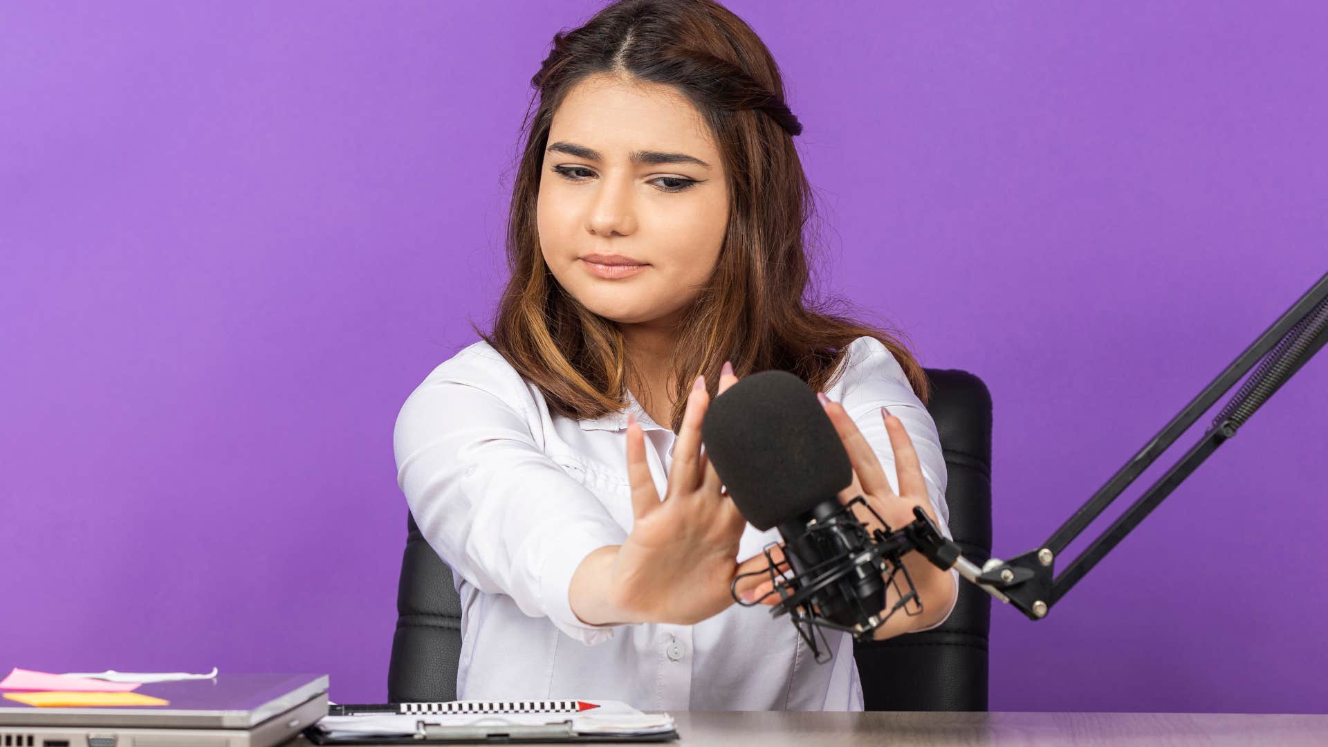 everyday behaviors that make people secretly think you’re self-centered, derailing conversations