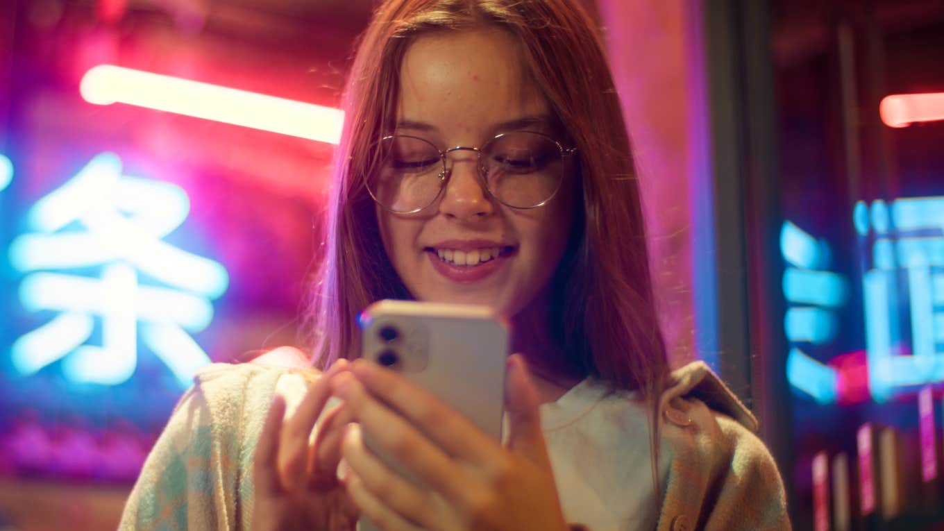 Your Fingers Scroll Over 85 Miles On Your Phone Every Year