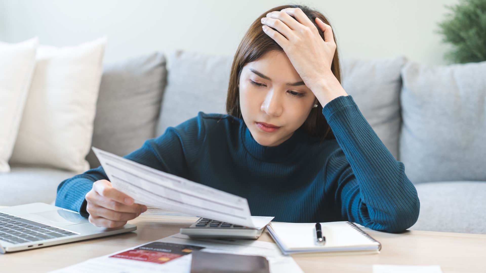 a wife gets rid of unused subscriptions to save her household money in secret