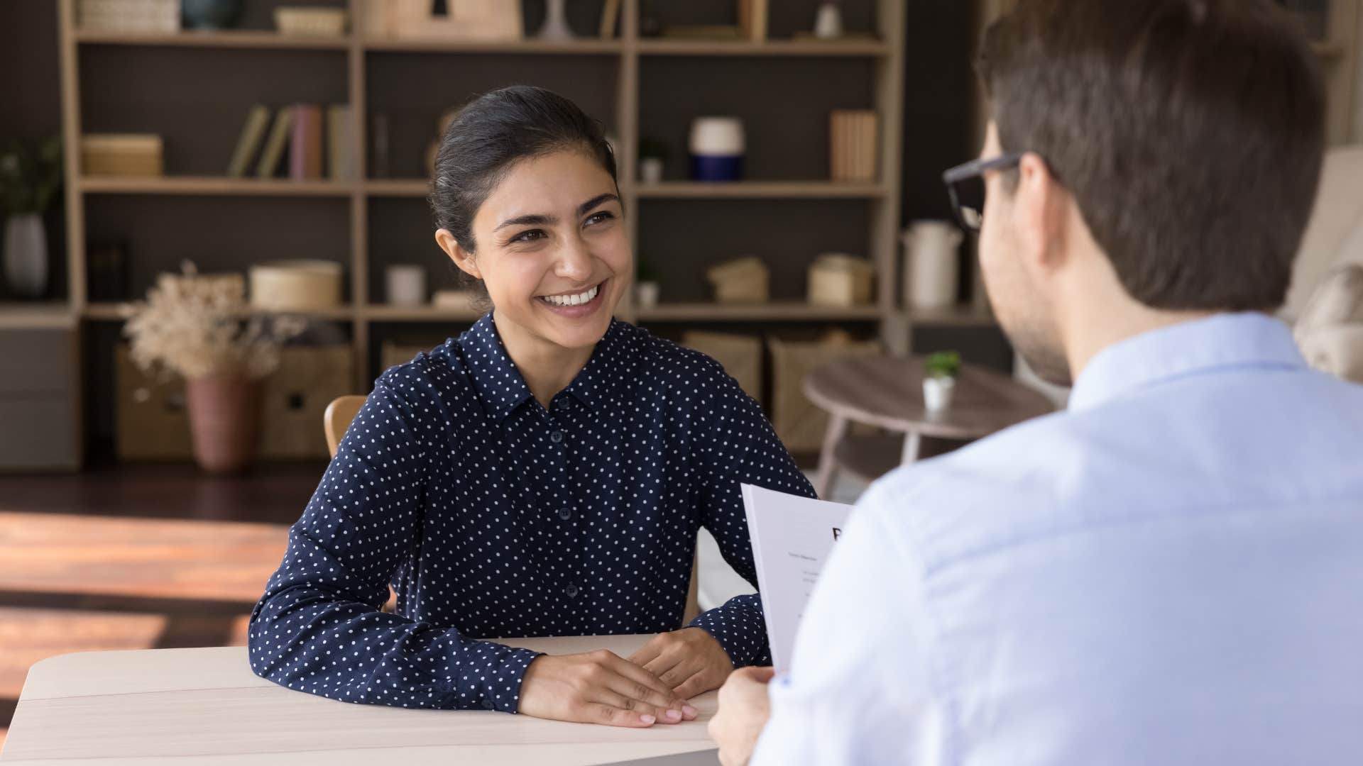 habits that make people quietly think you’re trying too hard to be impressive, overexplaining achievements