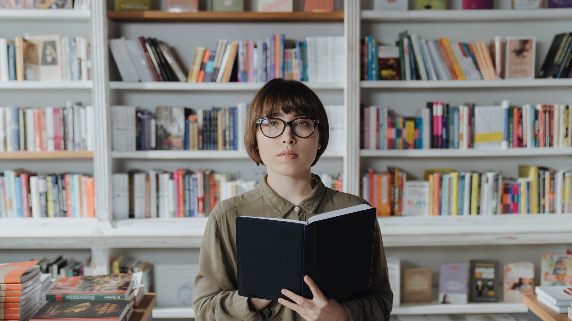 habits that make people quietly think you’re trying too hard to be impressive, overusing jargon or smart-sounding words